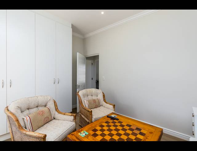 4 BEDROOM FREESTANDING TO LET IN SUNNINGDALE